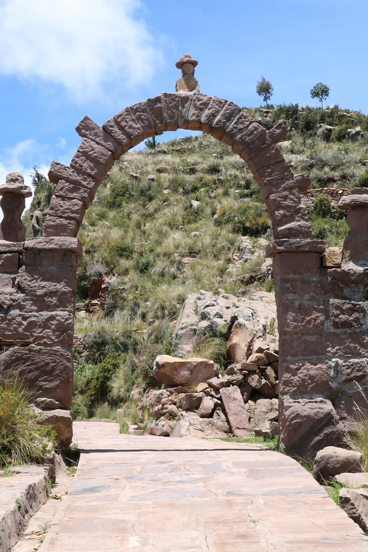 taquile-arco-piedra-playa