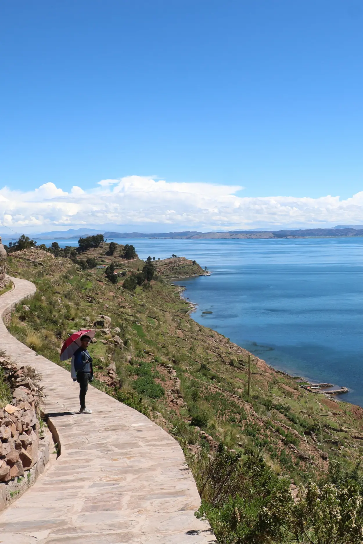 taquile-camino-borde-lago-titicaca