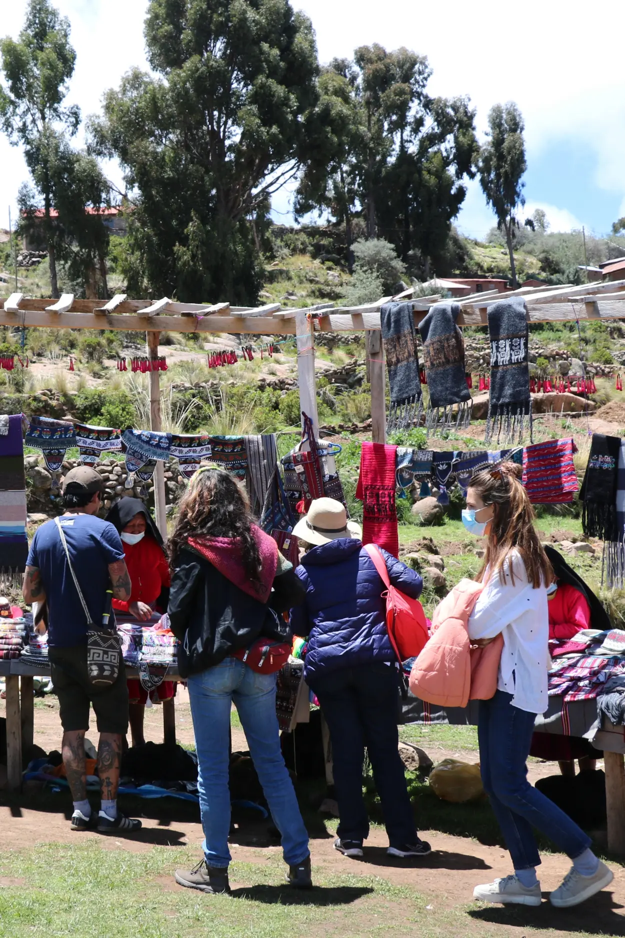 taquile-feria-textil-puerto-huayllano